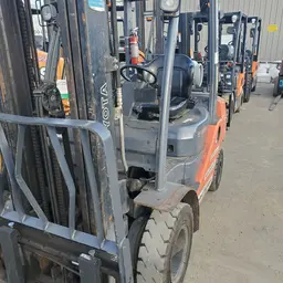 montacargas de almacén Toyota 8FGU25 2019