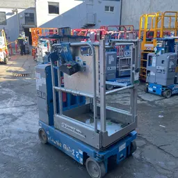 Elevador autopropulsado para una sola persona Genie GR-12 2017