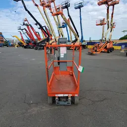 Elevador autopropulsado para una sola persona Skyjack SJ16 2015