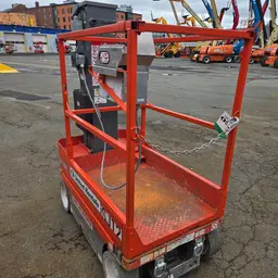 Elevador autopropulsado para una sola persona Skyjack SJ12 2015
