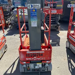 Elevador autopropulsado para una sola persona Skyjack SJ12 2015
