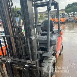 montacargas de almacén Toyota 8FDU30 2021