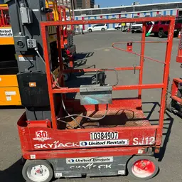 Elevador autopropulsado para una sola persona Skyjack SJ12 2015