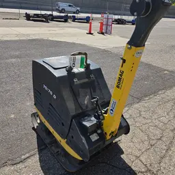 Compactadora vibratoria de láminas BOMAG BPR70/70DE 2022