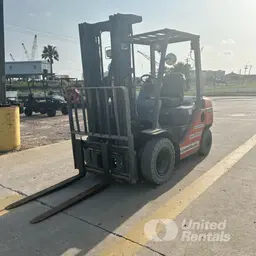 montacargas de almacén Toyota 8FDU25 2020
