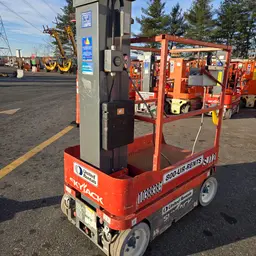 Elevador autopropulsado para una sola persona Skyjack SJ12 2015
