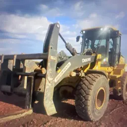 Cargador sobre neumáticos John Deere 624P 2023