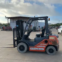 montacargas de almacén Toyota 8FGU25 2019