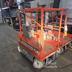 Elevador autopropulsado para una sola persona Skyjack SJ12 2015