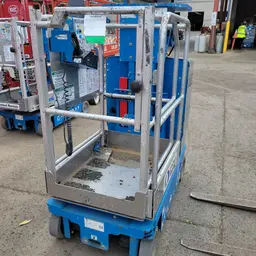 Elevador autopropulsado para una sola persona Genie GR-12 2017