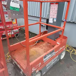 Elevador autopropulsado para una sola persona Skyjack SJ12 2018