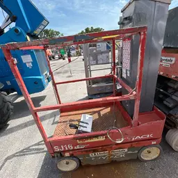 Elevador autopropulsado para una sola persona Skyjack SJ16 2018
