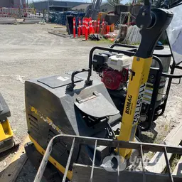 Compactadora vibratoria de láminas BOMAG BPR70/70DE 2022