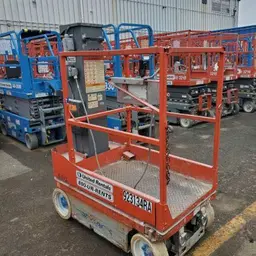 Elevador autopropulsado para una sola persona Skyjack SJ12 2012