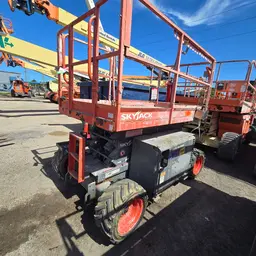 elevador de tijera para terreno escabroso Skyjack SJ6832RT 2017
