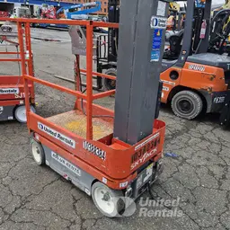 Elevador autopropulsado para una sola persona Skyjack SJ12 2015