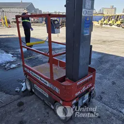 Elevador autopropulsado para una sola persona Skyjack SJ12 2015