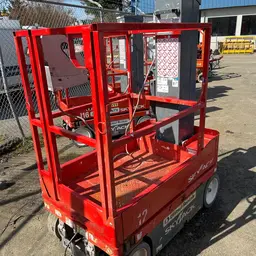 Elevador autopropulsado para una sola persona Skyjack SJ12 2018