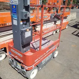 Elevador autopropulsado para una sola persona Skyjack SJ12 2018