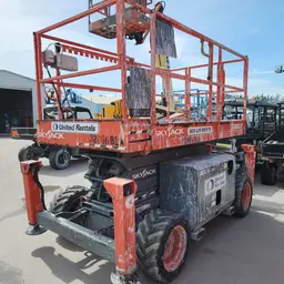 elevador de tijera para terreno escabroso Skyjack SJ6832RT 2016