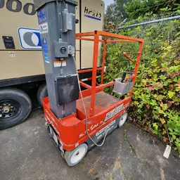 Elevador autopropulsado para una sola persona Skyjack SJ12 2018