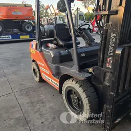 montacargas de almacén Toyota 8FGU30 2019