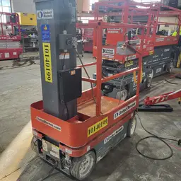 Elevador autopropulsado para una sola persona Skyjack SJ12 2013