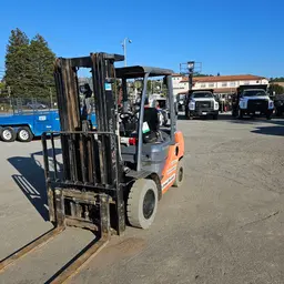 montacargas de almacén Toyota 8FGU25 2019