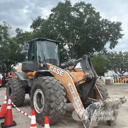Cargador sobre neumáticos Case 821G 2020