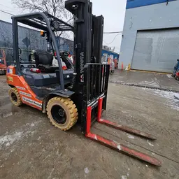 montacargas de almacén Toyota 8FGU25 2019