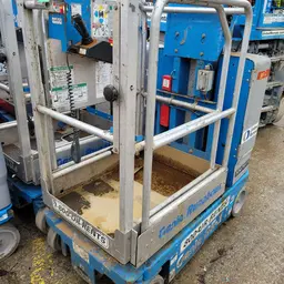 Elevador autopropulsado para una sola persona Genie GR-12 2016