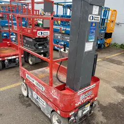 Elevador autopropulsado para una sola persona Skyjack SJ12 2015