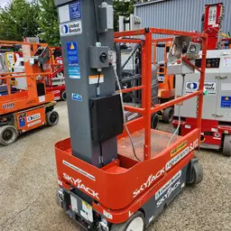 Elevador autopropulsado para una sola persona Skyjack SJ12 2018