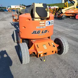 brazo de elevación articulado JLG E450AJ 2015