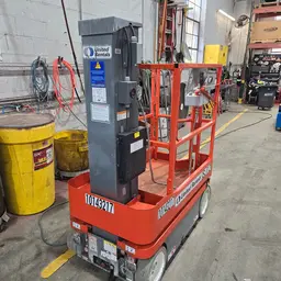 Elevador autopropulsado para una sola persona Skyjack SJ12 2013