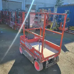 Elevador autopropulsado para una sola persona Skyjack SJ12 2015