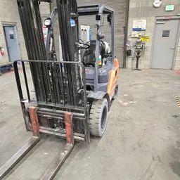 montacargas de almacén Toyota 8FGU25 2019