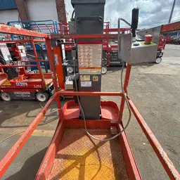 Elevador autopropulsado para una sola persona Skyjack SJ12 2012