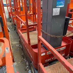 Elevador autopropulsado para una sola persona Skyjack SJ12 2018
