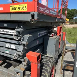 elevador de tijera para terreno escabroso Skyjack SJ8841RT 2016